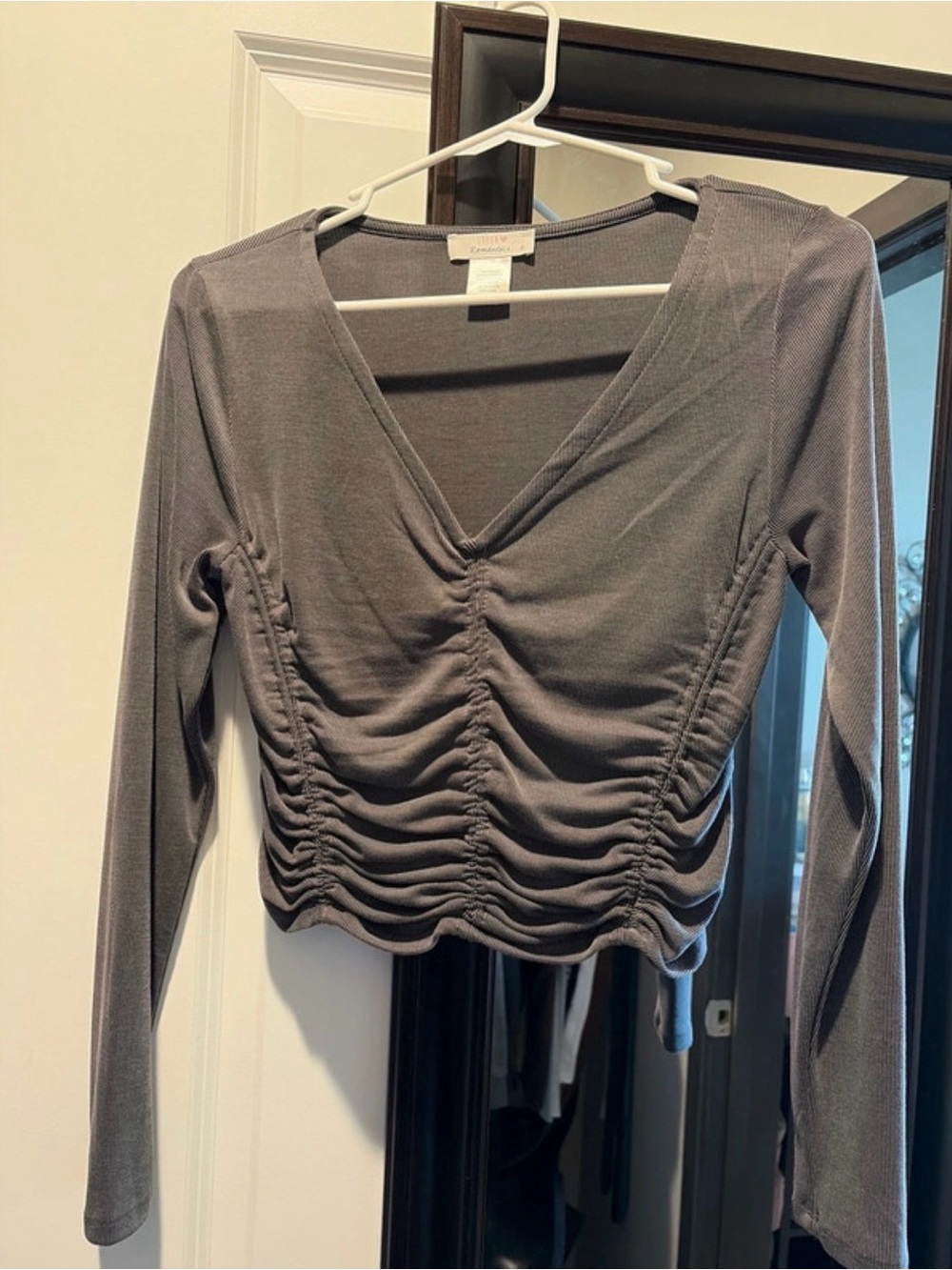 URBAN Romantics Gray Ruched V-Neck Long Sleeve Crop Top